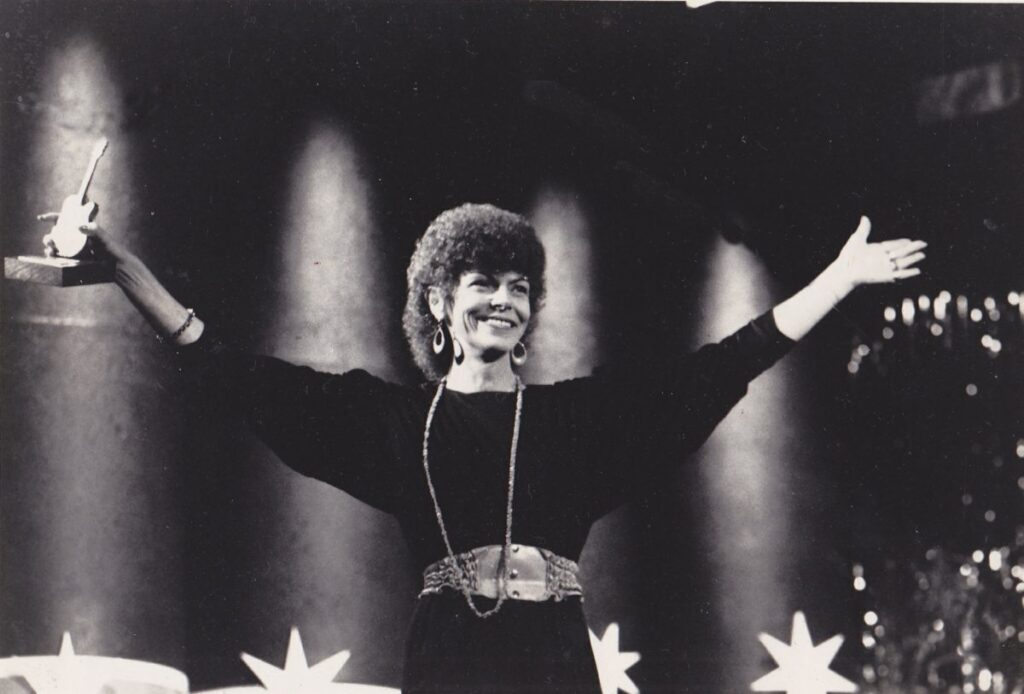 Bundaberg country music singer Evelyn Bury receiving a Golden Guitar in 1988.