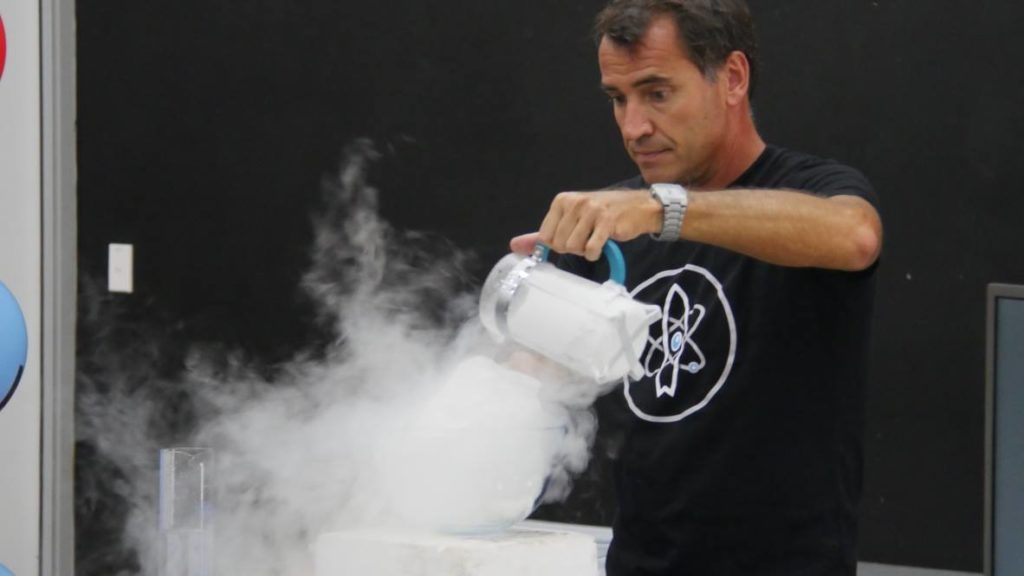 Surfing Scientist Ruben Meerman explains atoms to students.