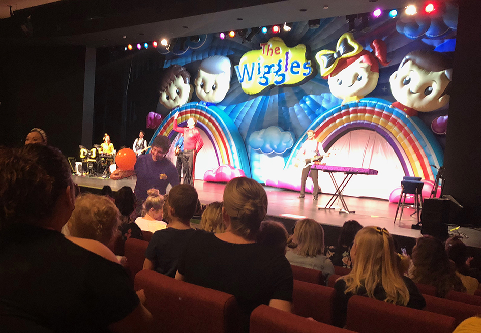 Purple Wiggle Lachy recieves his special gift from Jordan and Hannah Gatt at the Wiggles Moncrieff show