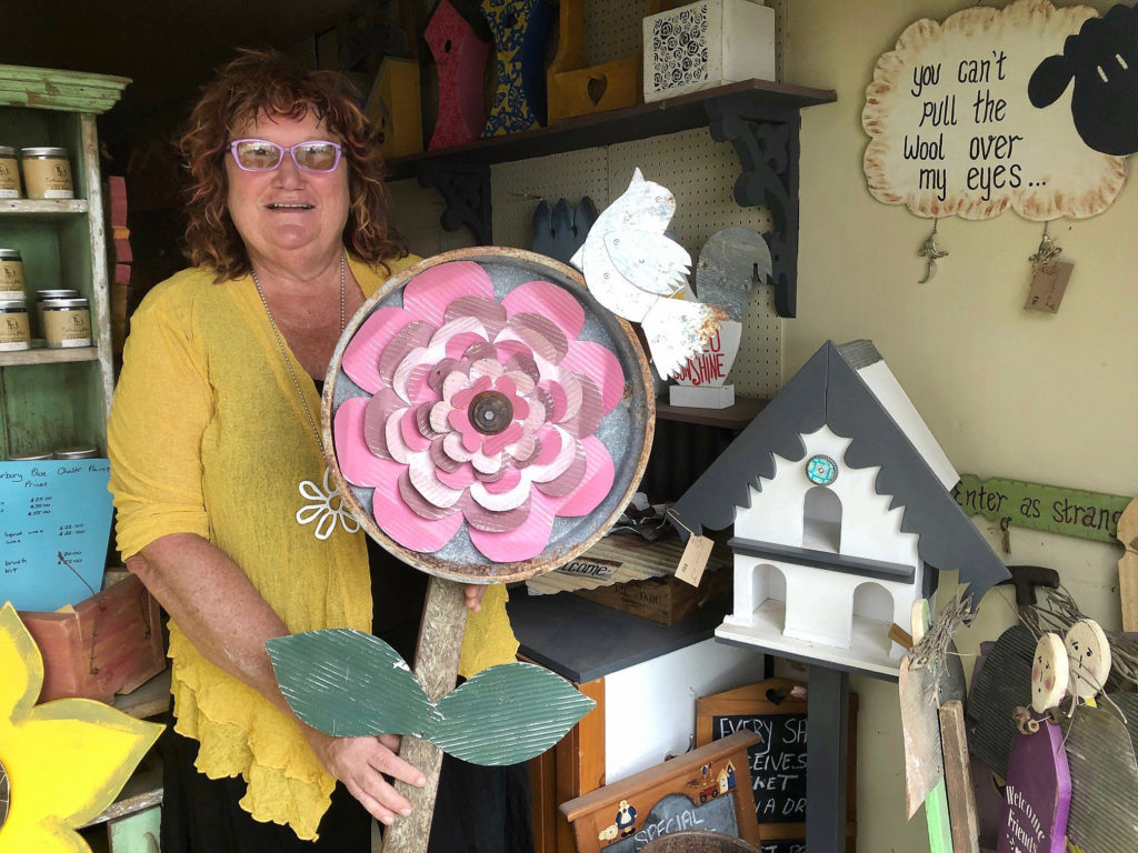 Art that’s big and bold – that is what Janine Tyler at One Rustic Bird specialises in.