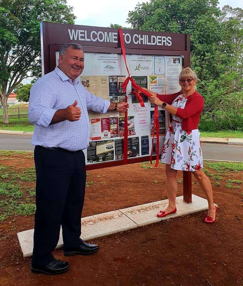 Mayor Jack Dempsey and Childers Chamber President Teena Mammino unveil the Childers traders sign