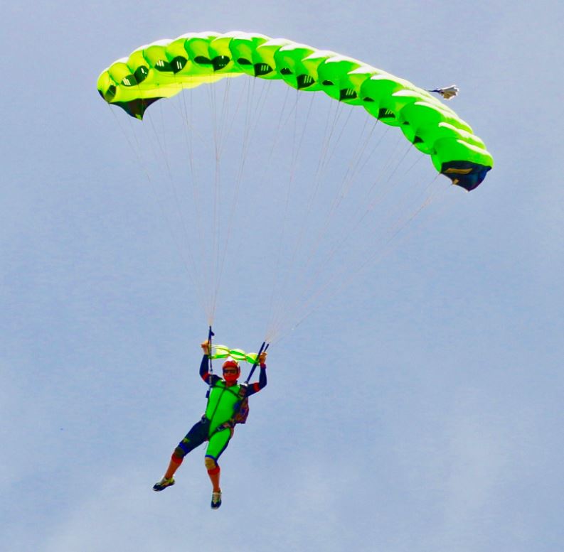 Natisha speed skydiving